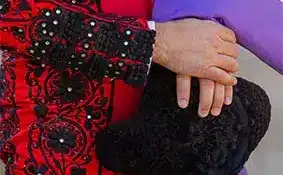 Pendientes Flamenca Dorados Flor Roja Vino - Pendientes de Moda taurina y  Flamenca :: Mapitas Shopper
